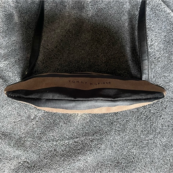 Tommy Hilfiger Black and Brown Crossbody Purse with zipper - Picture 8 of 8